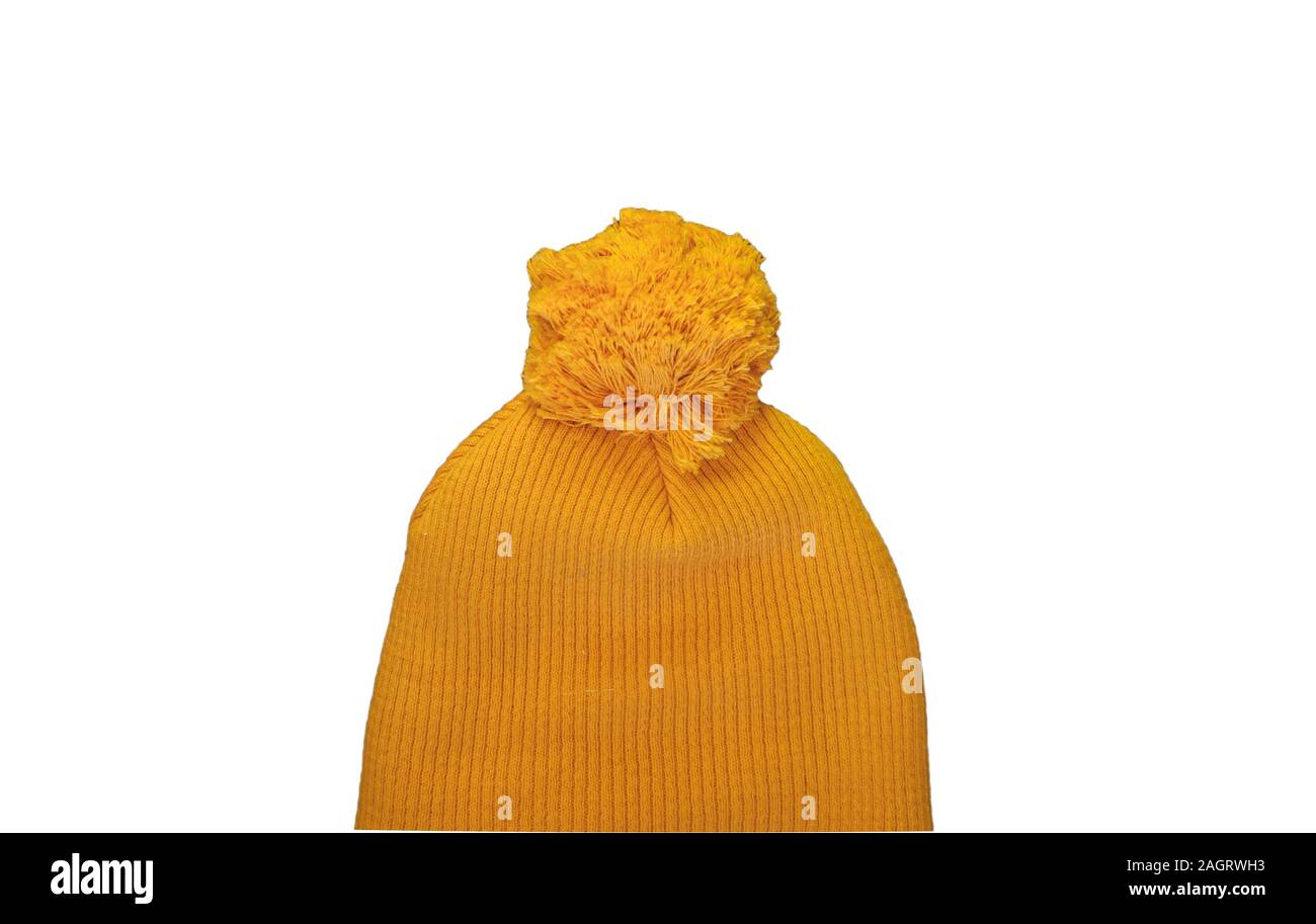 Lavorate a maglia cappello giallo con balabon su un bianco sfondo isolato con copia spazio. Vista da sopra Foto Stock