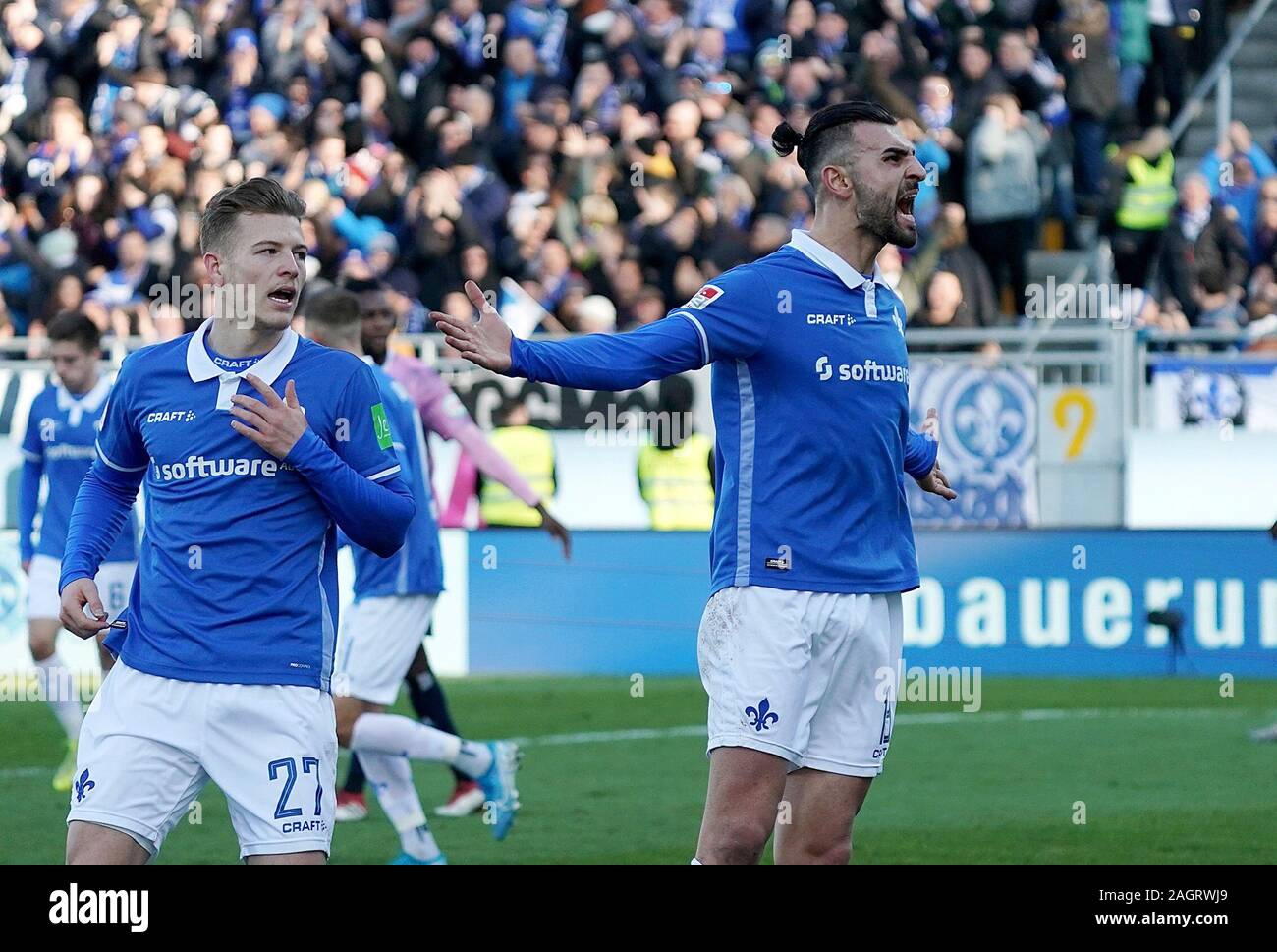 Darmstadt, Germania. Xxi Dec, 2019. Calcio: Seconda Bundesliga, Darmstadt 98 - Hamburger SV, XVIII Giornata. Serdar Dursun (r) da Darmstadt è felice circa il suo obiettivo per il 1:1 accanto al suo compagno di squadra Tim Skarke. Credito: Hasan Bratic/dpa - NOTA IMPORTANTE: In conformità con i regolamenti del DFL Deutsche Fußball Liga e la DFB Deutscher Fußball-Bund, è vietato sfruttare o hanno sfruttato nello stadio e/o dal gioco fotografie scattate in forma di sequenza di immagini e/o video-come la serie di foto./dpa/Alamy Live News Foto Stock