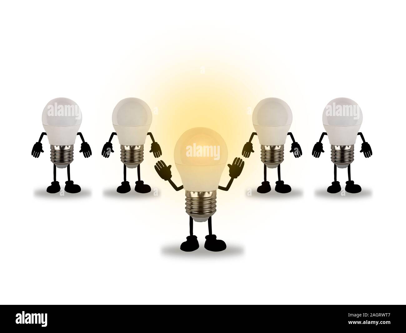 Il concetto è di idee creative. Immagine di 5 lampadine disposte in 1 tubo con luce gialla. Sono tutte su uno sfondo bianco. Foto Stock