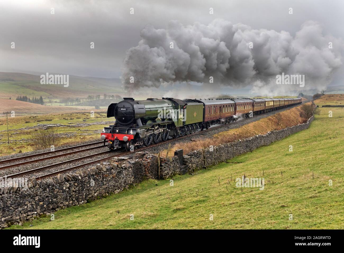 Ribblesdale, North Yorkshire, Regno Unito. Xxi Dec, 2019. Su un umido e torbido Winter's day, il Flying Scotsman locomotore è visto con 'Il Natale Dalesman' speciale di vapore. Visto qui a Selside vicino a Horton in Ribblesdale nel Yorkshire Dales National Park, viaggiando a nord di Carlisle sulla famosa arrivino a Carlisle linea ferroviaria, su un viaggio di andata e ritorno da Manchester. Il viaggio di ritorno è stato tramite Shap sulla linea principale della costa occidentale. Credito: John Bentley/Alamy Live News Foto Stock