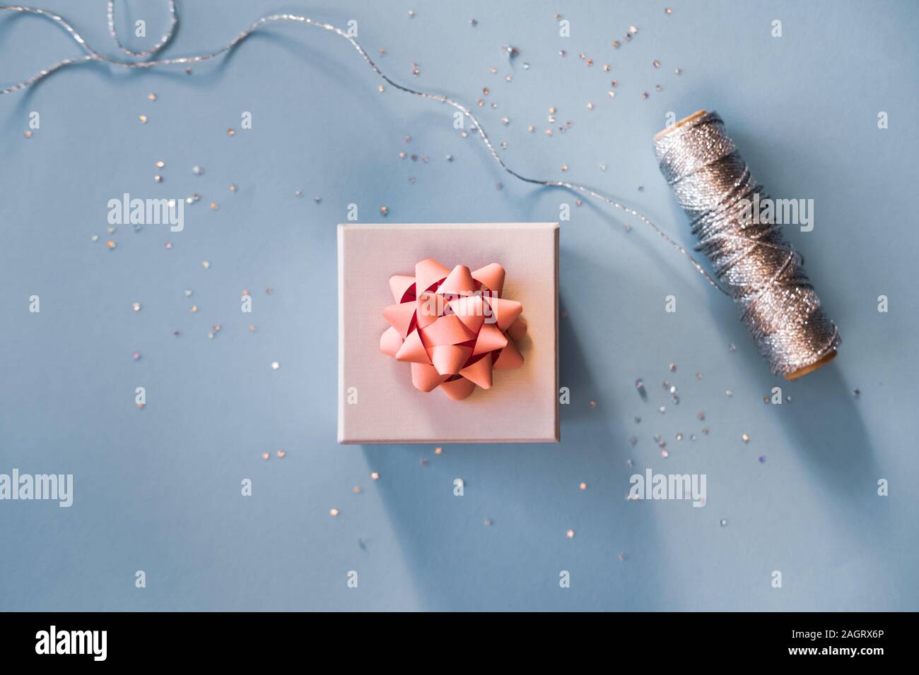 Confezione regalo su sfondo blu. Foto Stock