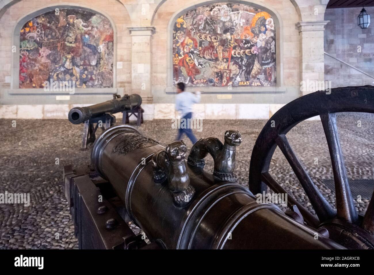 Vecchio Arsenale cannon nella città vecchia di Ginevra, Svizzera Foto Stock