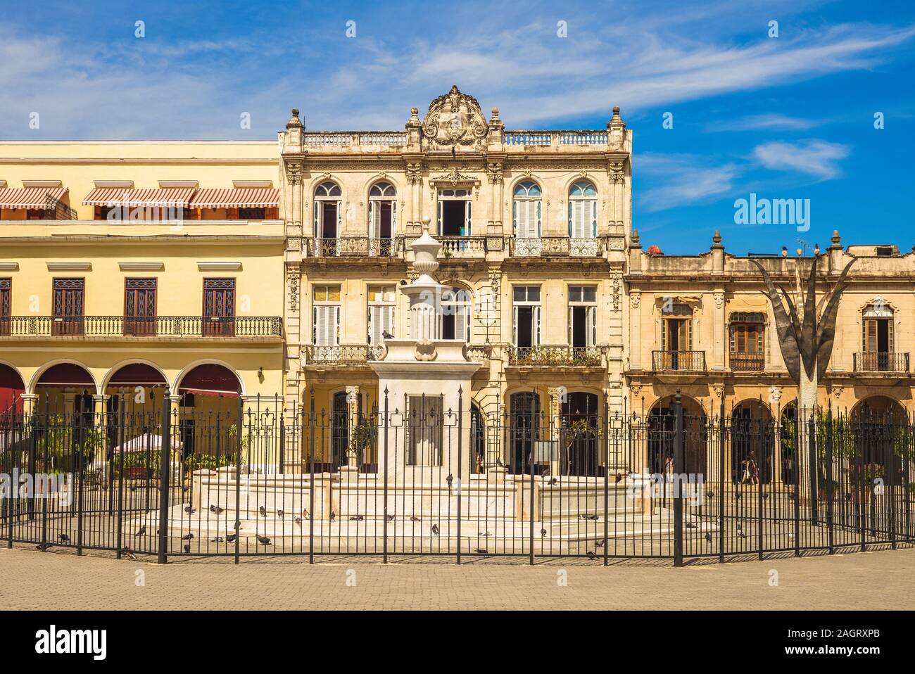 Plaza Vieja (la piazza vecchia) in Havana, Cuba Foto Stock