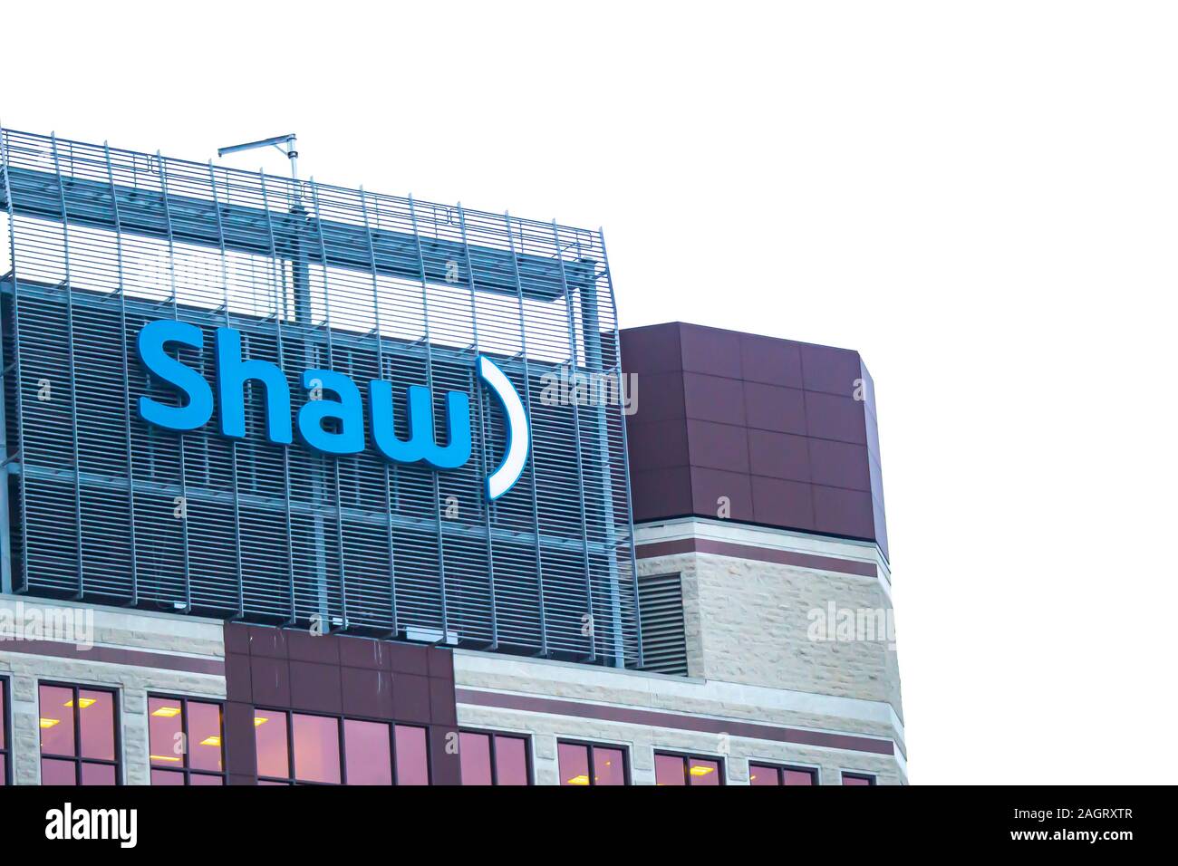 Calgary, Alberta. Canada dal 20 dicembre 2019. Shaw Communications azienda di telecomunicazioni segno dalla parte superiore di un edificio ubicazione a Calgary. Le perdite del cavo Foto Stock