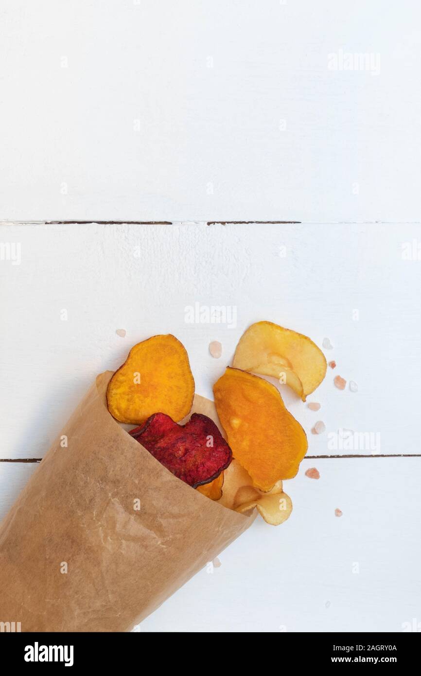 Vegano sani snack chip vegetale costituito da carote, patate dolci, barbabietole, pastinaca sesoned con sale marino. Immagine con copia spazio, vista dall'alto Foto Stock