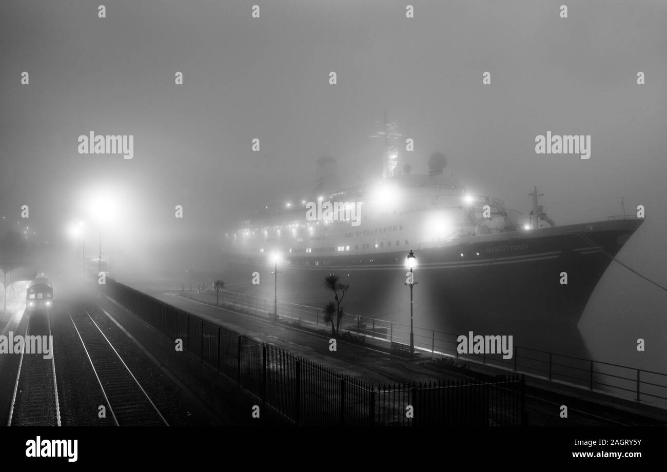 Cobh, Cork, Irlanda. Xx Dec, 2019. L'ultima nave da crociera della stagione, Marco Polo pernottamenti nella fitta nebbia a l'acqua profonda berth accanto alla stazione ferroviaria di Cobh, Co. Cork, Irlanda. - Picture; Credito: David Creedon/Alamy Live News Foto Stock