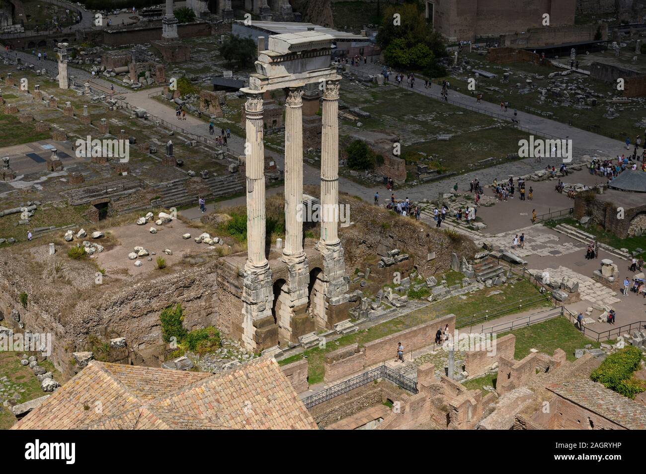 Roma. L'Italia. Roman Forum (Forum Romanum/Foro Romano), restanti colonne corinzie del tempio di Castor & Pollux (Tempio dei Dioscuri), 495 BC. Foto Stock