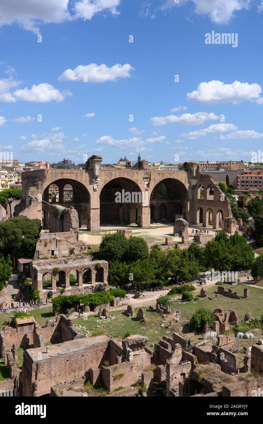 Roma. L'Italia. Roman Forum (Forum Romanum/Foro Romano), resti della Basilica di Massenzio e Costantino (Basilica di Massenzio), 312 annuncio. Foto Stock