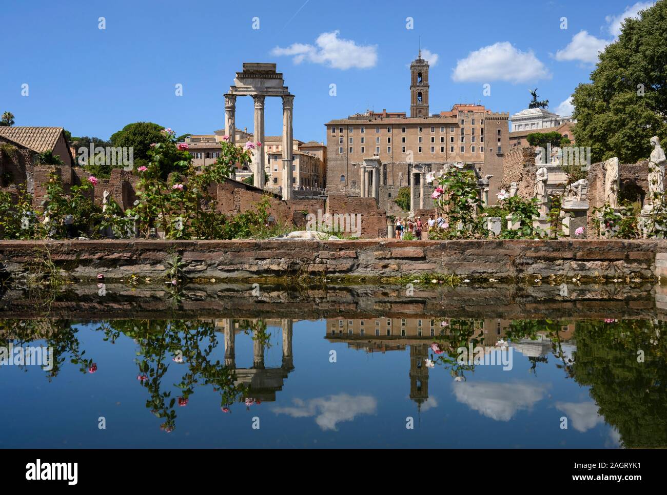 Roma. L'Italia. Roman Forum (Forum Romanum/Foro Romano), vista dalla casa delle Vestali verso il tempio di Castore e Polluce (Tempio di Dioscuri) Foto Stock