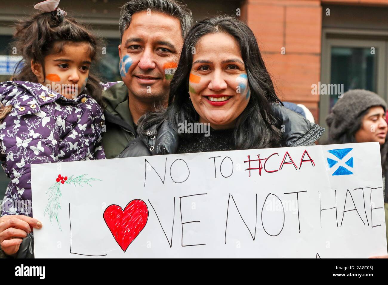 Glasgow, Regno Unito. Il 21 dicembre 2019. Un certo numero di musulmani indiani ha preso parte a una protesta pacifica a Buchanan Street, Glasgow, UK per ottenere supporto per l'azione internazionale contro la privazione dei diritti civili di potenziale di 2 milioni di musulmani indiani poiché la cittadinanza emendamento atto (CAA) recentemente è stata approvata dal governo indiano. Si è affermato che questo atto dà le minoranze religiose cittadinanza indiana se essi siano stati residenti in India prima del 2014 e questa è la prima volta che la religione è stata un criterio per la cittadinanza indiana e così essi sostengono la discriminazione. Credito : Findlay/ Alamy News Foto Stock