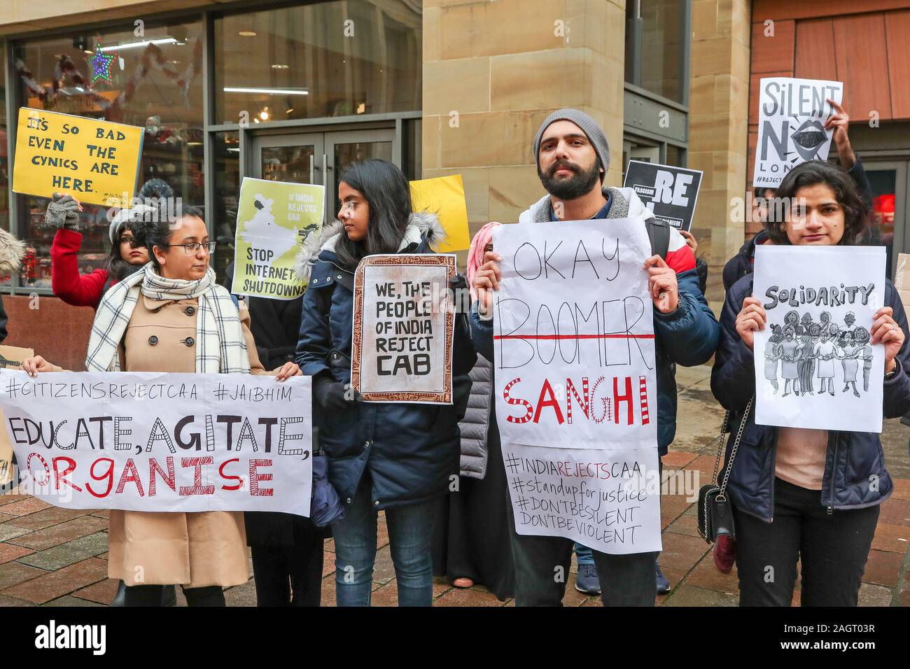 Glasgow, Regno Unito. Il 21 dicembre 2019. Un certo numero di musulmani indiani ha preso parte a una protesta pacifica a Buchanan Street, Glasgow, UK per ottenere supporto per l'azione internazionale contro la privazione dei diritti civili di potenziale di 2 milioni di musulmani indiani poiché la cittadinanza emendamento atto (CAA) recentemente è stata approvata dal governo indiano. Si è affermato che questo atto dà le minoranze religiose cittadinanza indiana se essi siano stati residenti in India prima del 2014 e questa è la prima volta che la religione è stata un criterio per la cittadinanza indiana e così essi sostengono la discriminazione. Credito : Findlay/ Alamy News Foto Stock