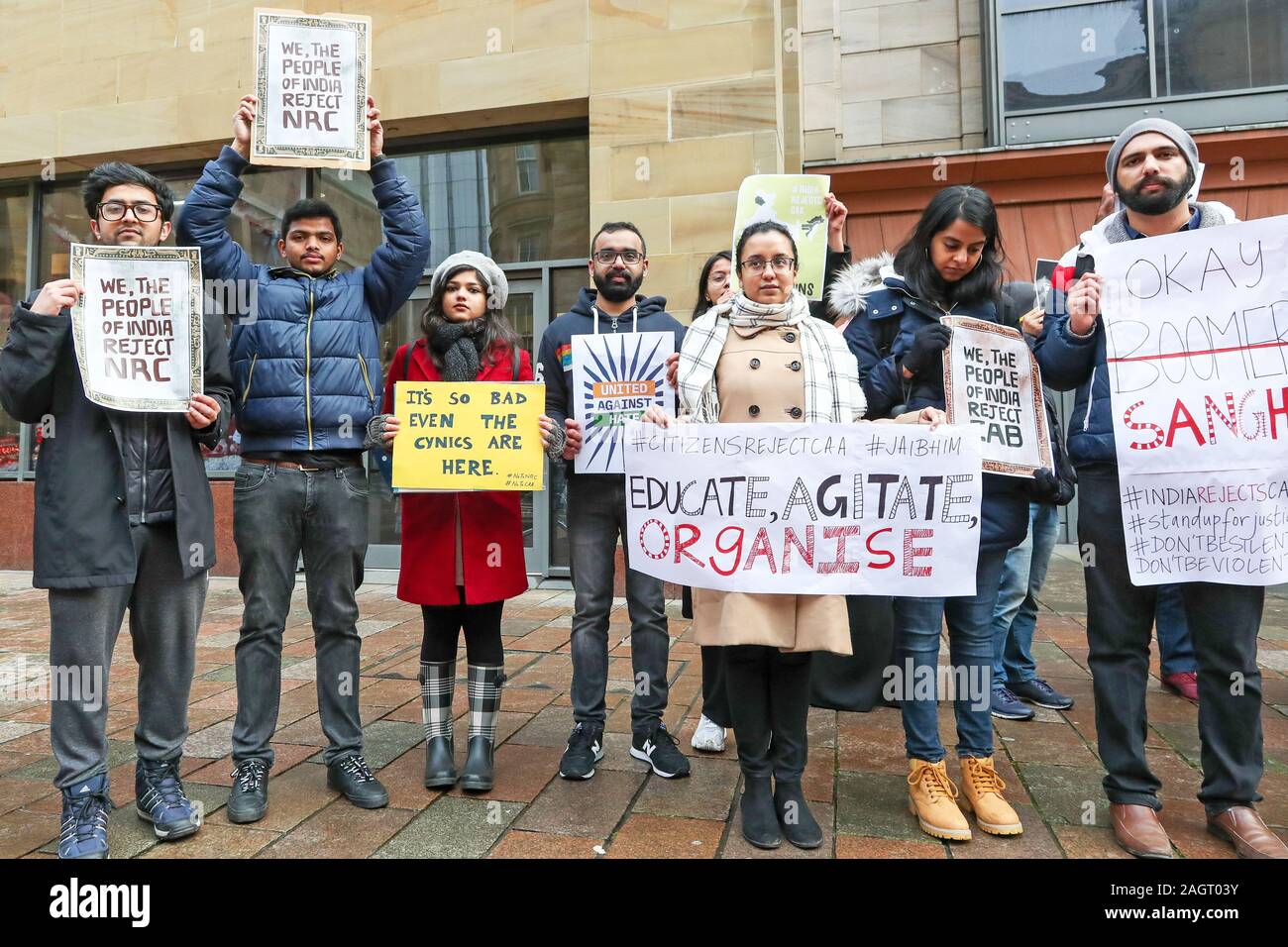 Glasgow, Regno Unito. Il 21 dicembre 2019. Un certo numero di musulmani indiani ha preso parte a una protesta pacifica a Buchanan Street, Glasgow, UK per ottenere supporto per l'azione internazionale contro la privazione dei diritti civili di potenziale di 2 milioni di musulmani indiani poiché la cittadinanza emendamento atto (CAA) recentemente è stata approvata dal governo indiano. Si è affermato che questo atto dà religioso indiano minoities cittadinanza se essi siano stati residenti in India prima del 2014 e questa è la prima volta che la religione è stata un criterio per la cittadinanza indiana e così essi sostengono la discriminazione. Credito : Findlay/ Alamy News Foto Stock