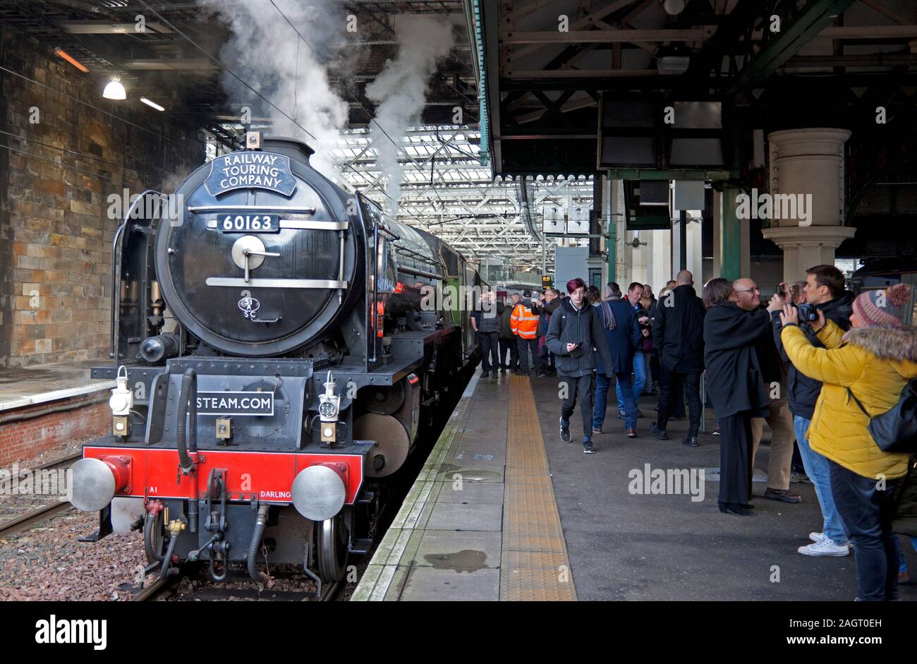 Stazione di Waverley, Edimburgo, Scozia. 21st dicembre 2019 l'arrivo del motore Tornado Steam che traina 11 carrozze, la compagnia Railway Touring ha fornito un viaggio a vapore. Foto Stock
