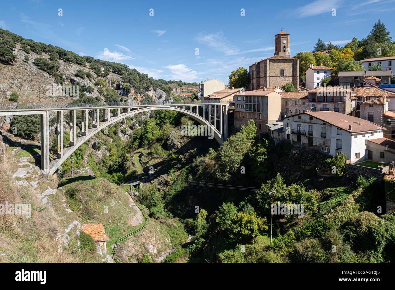 Puente de Hormigón sobre el río Albercos, construido en 1923, Ortigosa de Cameros, La Rioja, Spagna. Foto Stock