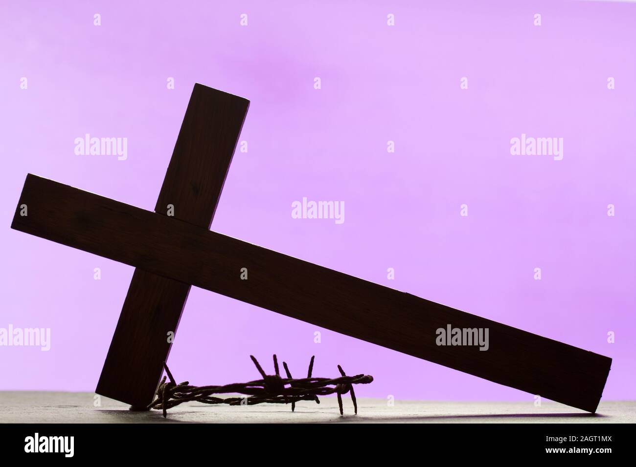 Abstract pasqua croce di legno e la corona di spine su sfondo viola Foto Stock
