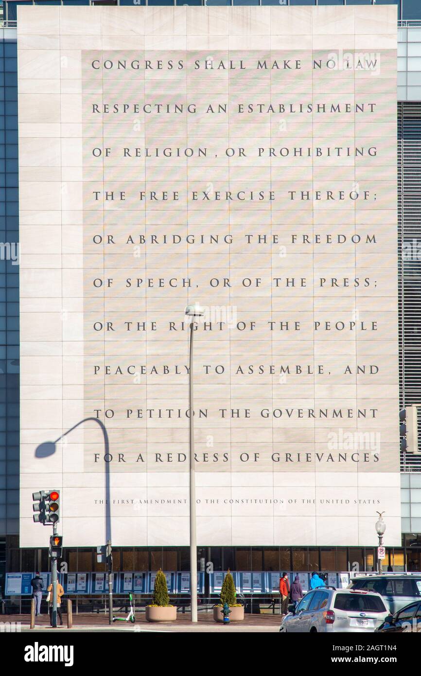 Washington DC, 12 19 2019. Primo emendamento per gli Stati Uniti Costituzione è incisa sulla parte anteriore del Newseum, su Pennsylvania Avenue a Washington, DC. T Foto Stock