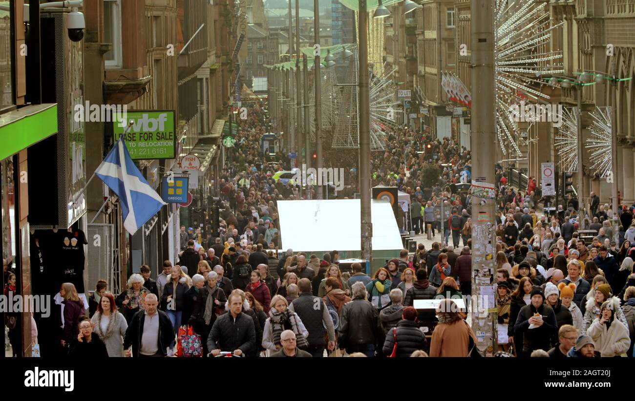 Glasgow, Scotland, Regno Unito 21Sr Dicembre, 2019. Lo stile di miglio di Buchanan Street è stato impegnato con gli acquirenti e l'Esercito della salvezza e i vegani come la gente del posto è pensato per il Natale. Gerard Ferry/ Alamy Live News Foto Stock
