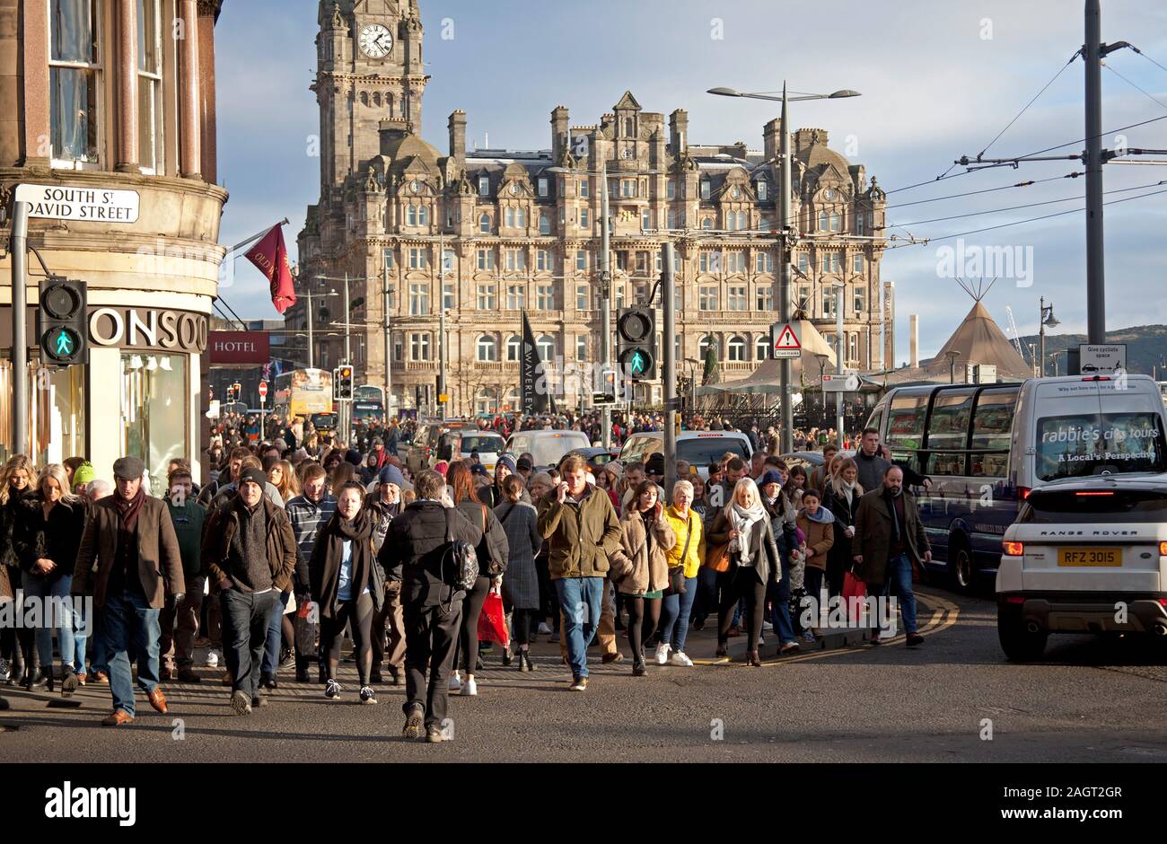 Edimburgo, Scozia, Regno Unito. Il 21 dicembre 2019, Super Sabato su Princes Street nella capitale scozzese, migliaia di persone colpite i marciapiedi e strade ma non un sacco di borse per lo shopping visibili per questo ultimo fine settimana prima di Natale. Sebbene i rivenditori hanno lanciato una quantità senza precedenti di pre-vendite di Natale in un finale di offerta per gli acquirenti di denaro. Credito: Arch bianco/Alamy Live News Foto Stock