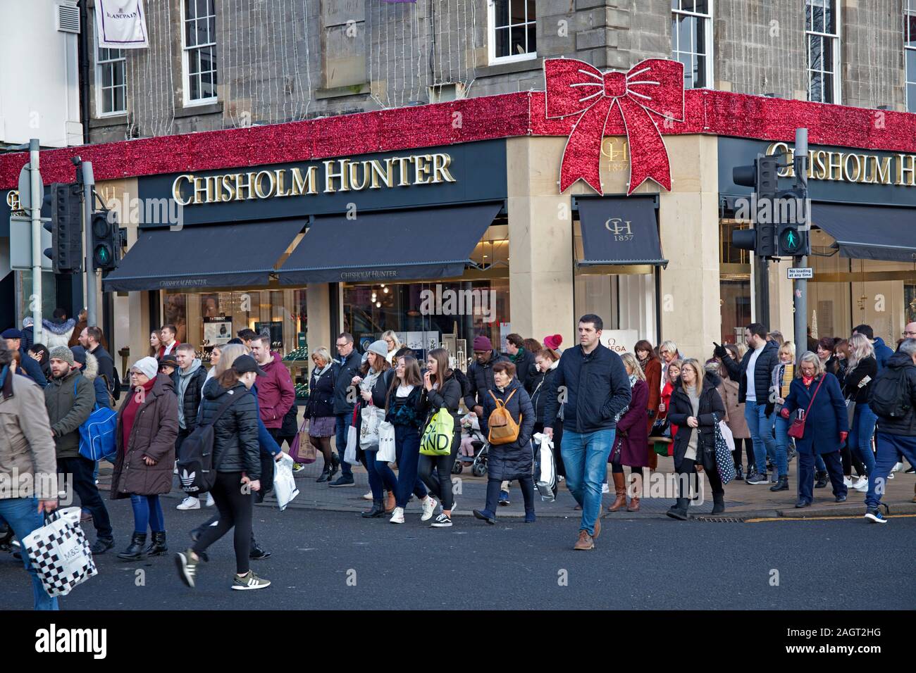 Edimburgo, Scozia, Regno Unito. Il 21 dicembre 2019, Super Sabato su Princes Street nella capitale scozzese, migliaia di persone colpite i marciapiedi e strade ma non un sacco di borse per lo shopping visibili per questo ultimo fine settimana prima di Natale. Sebbene i rivenditori hanno lanciato una quantità senza precedenti di pre-vendite di Natale in un finale di offerta per gli acquirenti di denaro. Credito: Arch bianco/Alamy Live News Foto Stock