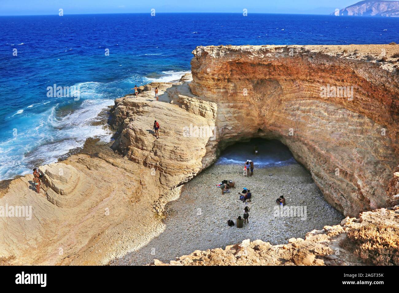 La famosa spiaggia di Gala a Ano Koufonisi isola Grecia - il mare entra la spiaggia attraverso uno stretto corridoio della grotta aperta delle rocce - mezzi di Gala il latte Foto Stock