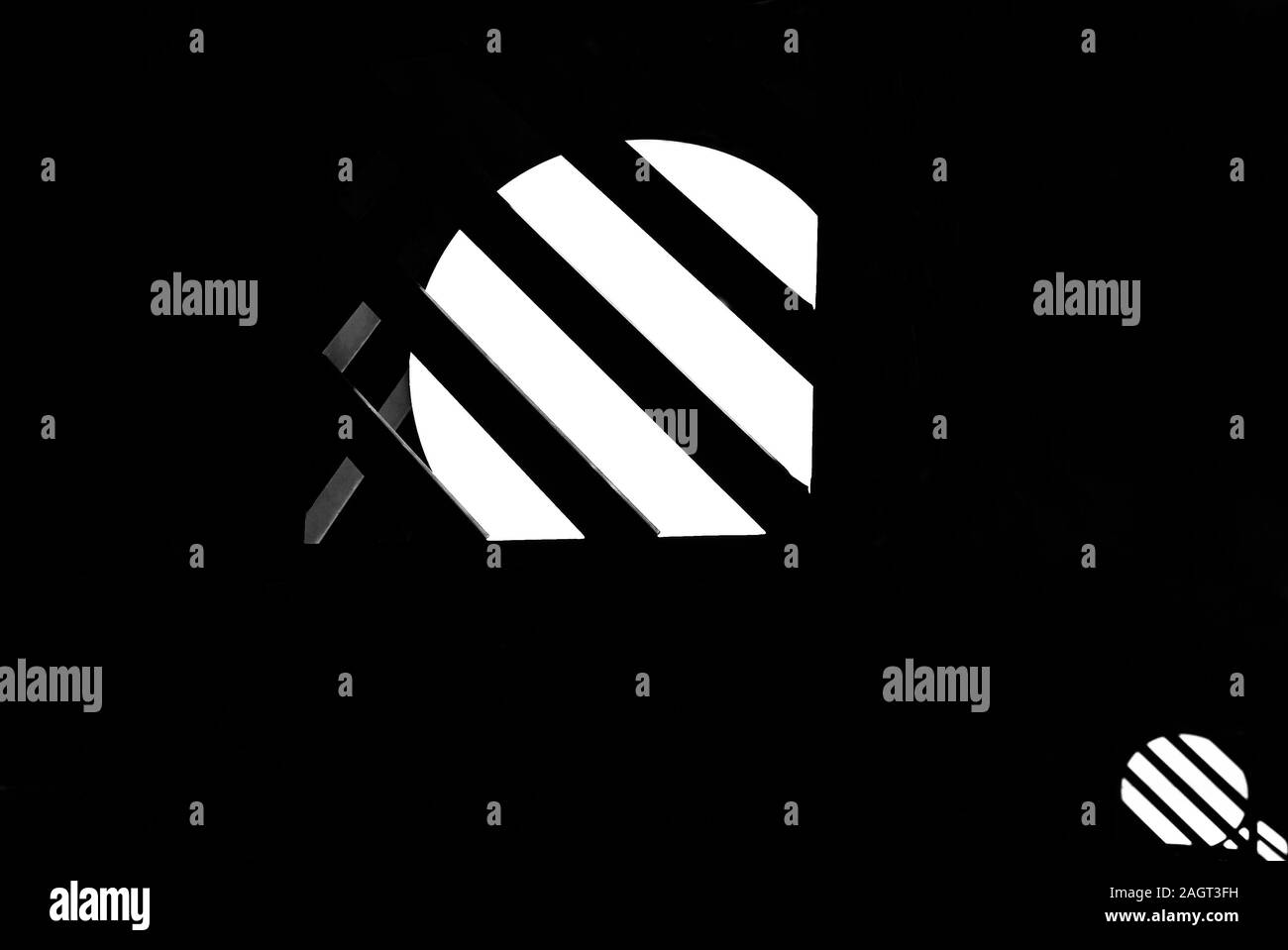 Round lampioni dietro una striscia metallica gabbia è brilla contro la notte nera dello sfondo. La foto viene ridotta al solo in bianco e nero. Foto Stock