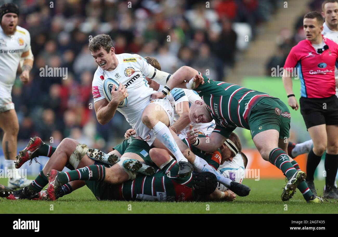 Exeter Chiefs Ian Whitten è affrontato da Leicester Tigers Dan Cole durante la Premiership Gallagher corrispondono a Welford Road, Leicester. Foto Stock