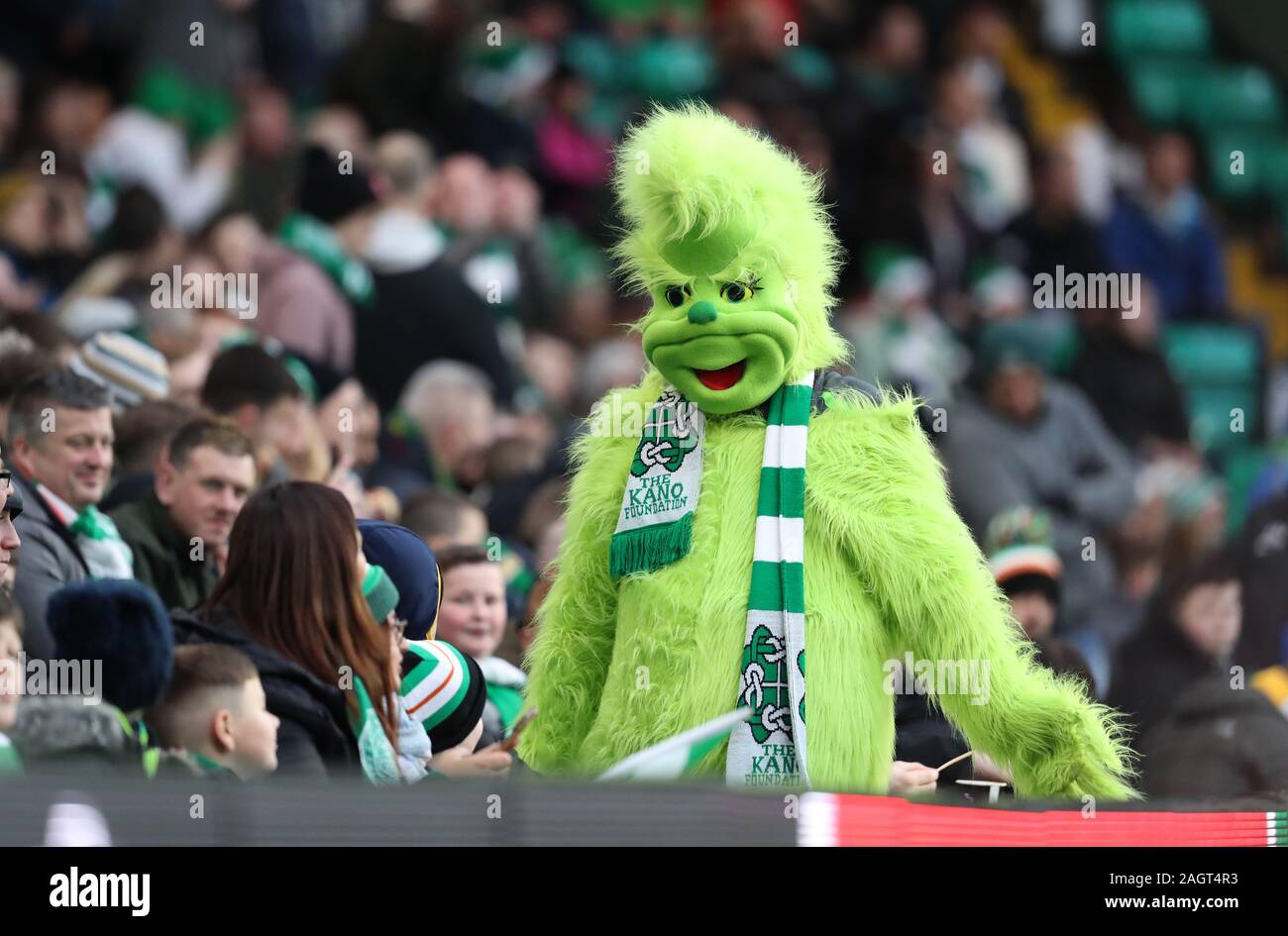 Un ventilatore di musica celtica in costume durante la Ladbrokes Premiership scozzese corrispondono al Celtic Park di Glasgow. Foto Stock