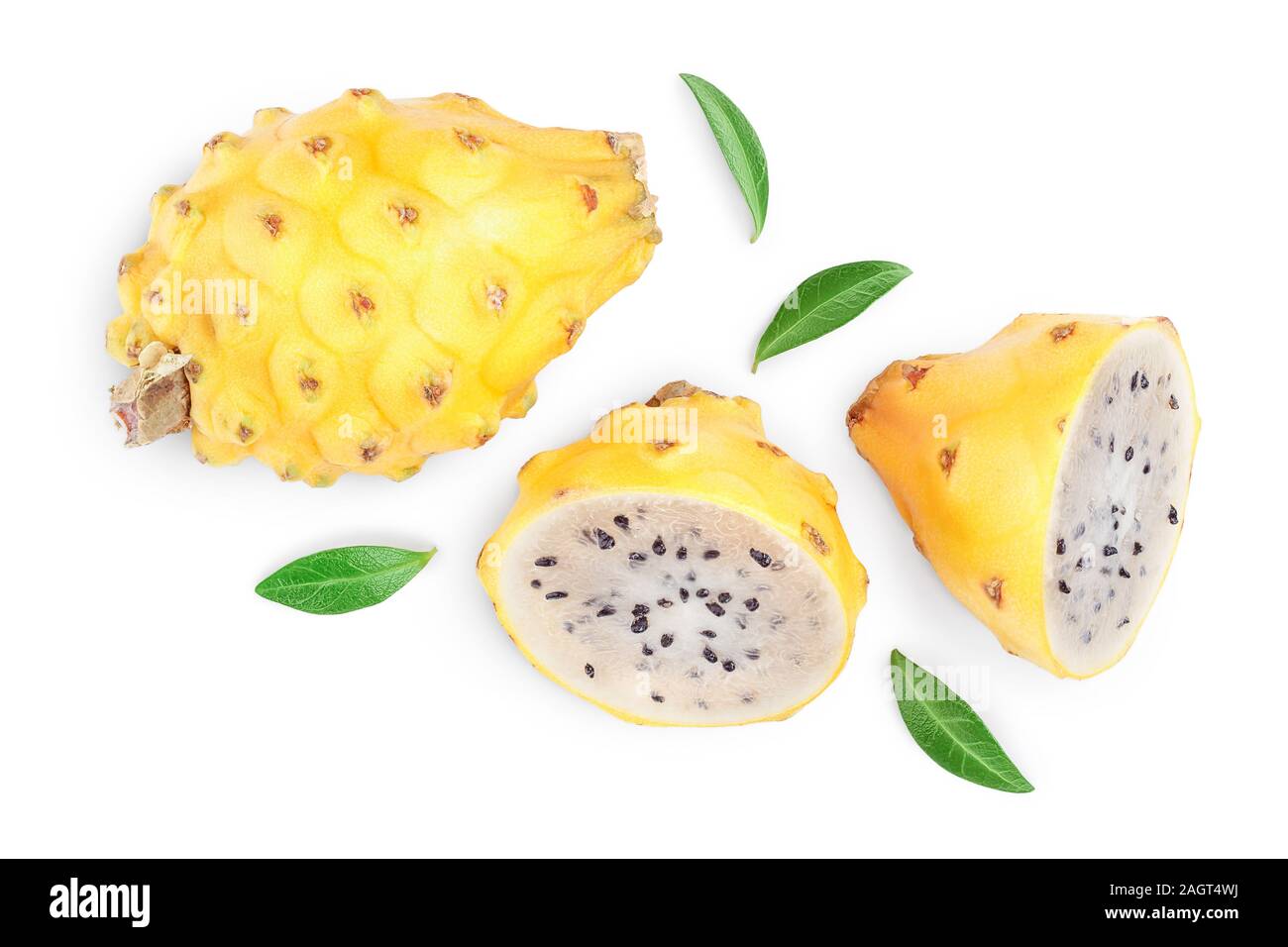 Dragon frutta, Pitaya o Pitahaya giallo con foglie isolati su sfondo bianco. Vista dall'alto. Lay piatto. Foto Stock