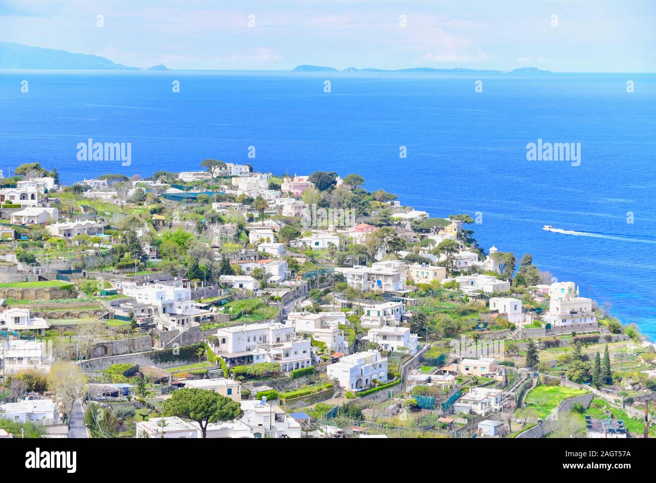 Vista aerea di villaggi sull' isola di Capri Foto Stock