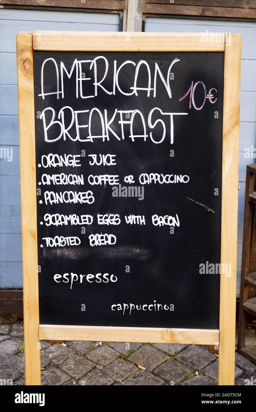 Lavagna con menu in Roma centro storico Foto Stock