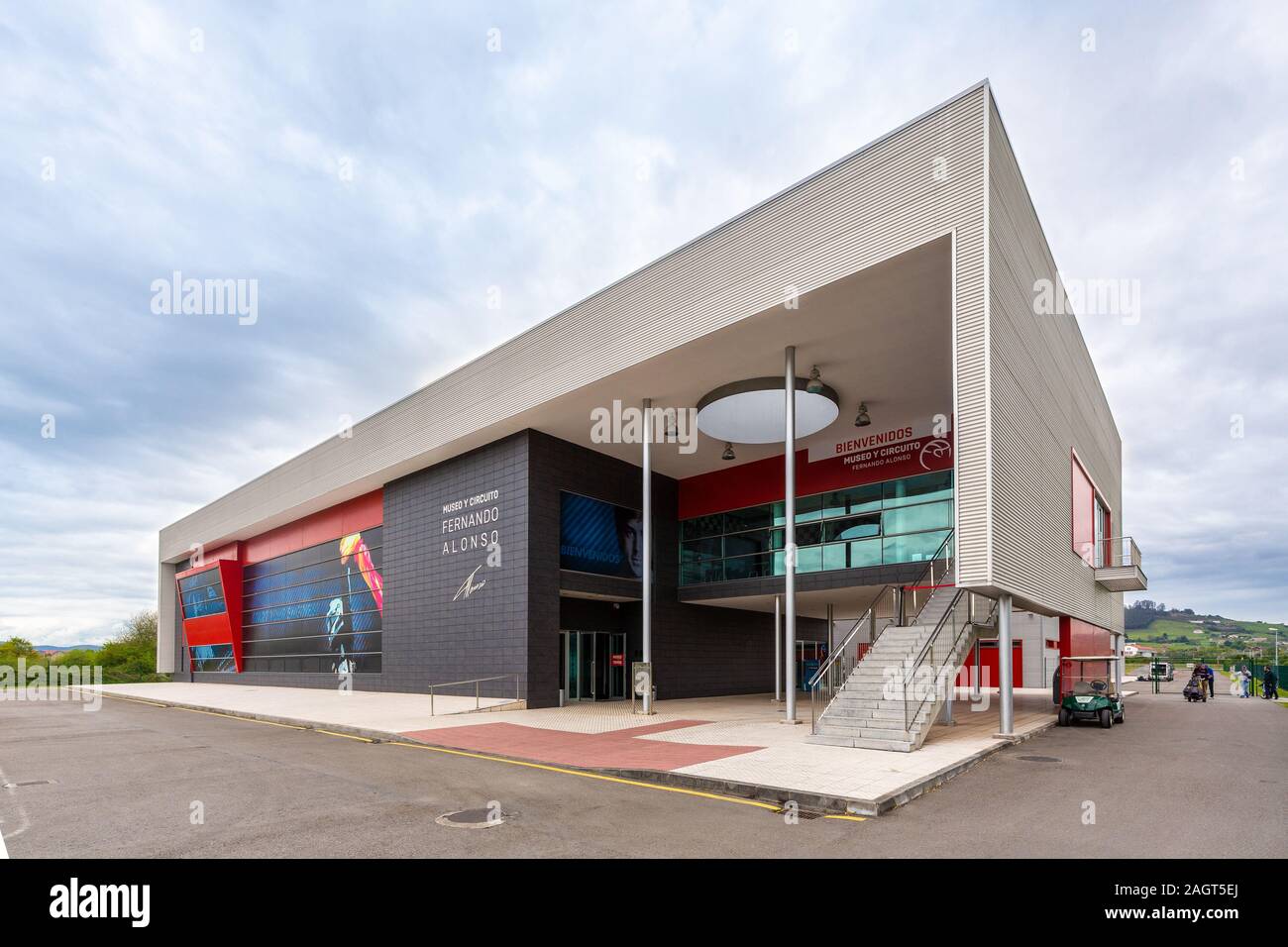 Fernando Alonso Museum, Llaneras, Spagna - 18 April, 2019: entrata principale di Fernando Alonso museo. Il museo contiene più di 300 pezzi di Fer Foto Stock