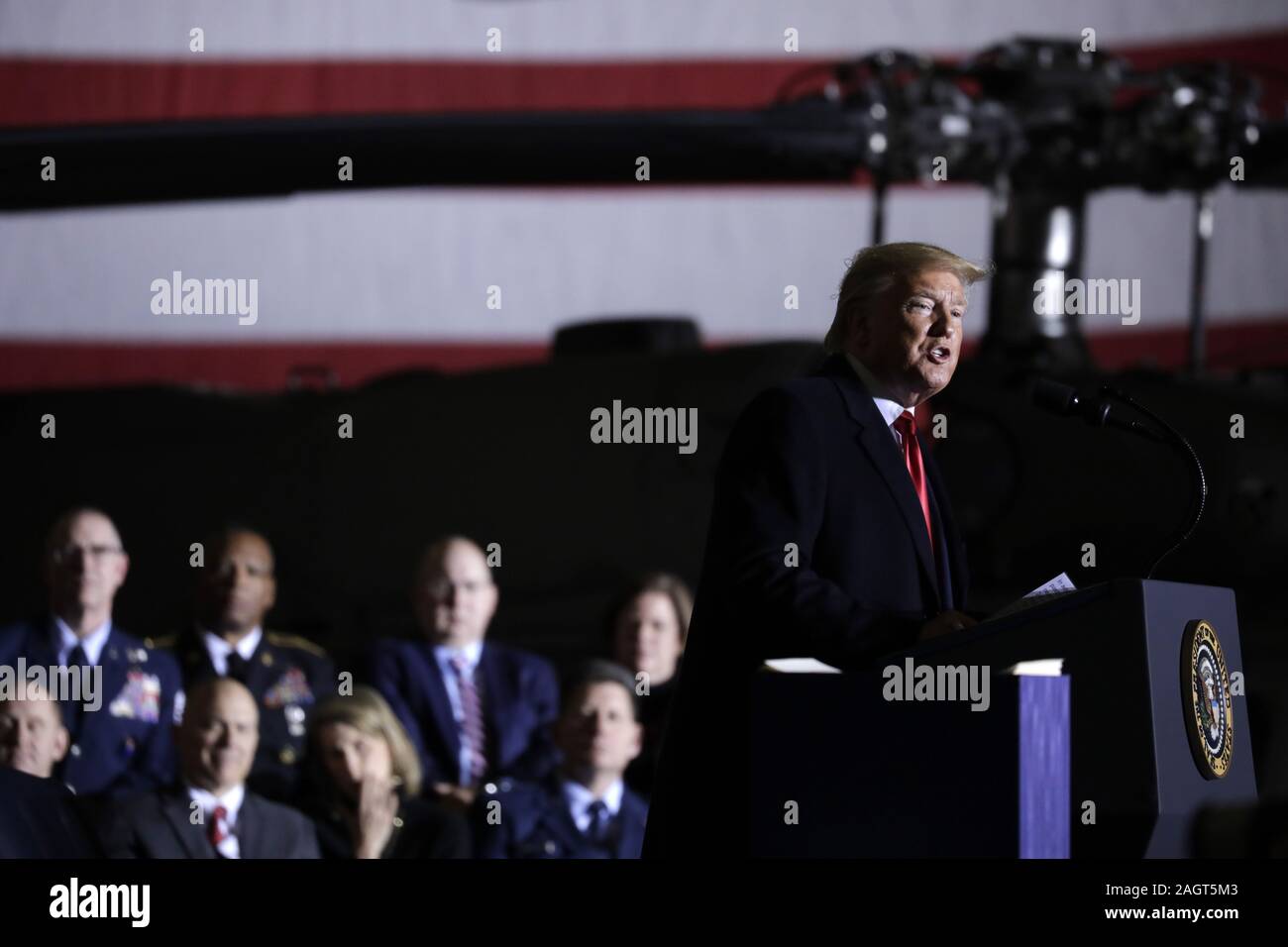 Suitland, Maryland, Stati Uniti d'America. Xx Dec, 2019. Il Presidente degli Stati Uniti, Trump rende note e segni S.1790, la difesa nazionale atto di autorizzazione per l'anno fiscale 2020 a base comune Andrews in Suitland, Maryland il Venerdì, Dicembre 20, 2019 Credit: Yuri Gripas/CNP/ZUMA filo/Alamy Live News Foto Stock