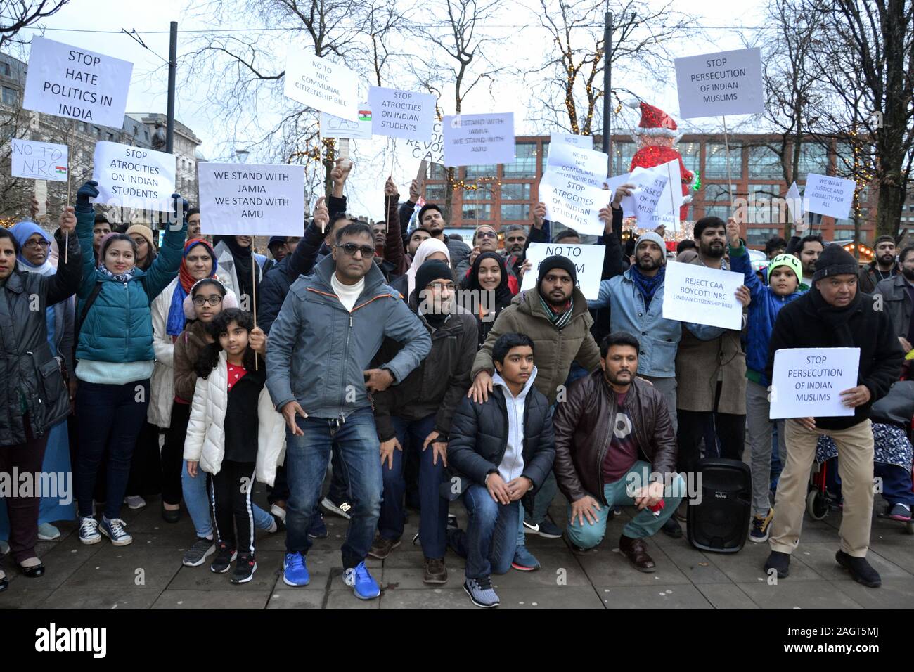 Una dimostrazione in Piccadilly Gardens, Manchester, UK, il 21 dicembre 2019, per protestare contro la legge sulla cittadinanza che era passato di recente da India del Parlamento. Questo ha cambiato l'India 1955 della legge sulla cittadinanza, fornendo un percorso di cittadinanza indiana per indù, sikh, buddista, Jain, Parsi, e minoranze religiose cristiane sfuggire alla persecuzione da parte del Pakistan, Bangladesh e Afghanistan. Questa era la prima volta che la religione è stata usata come criterio per la cittadinanza secondo la legge indiana. I musulmani sostengono che questo discrimina contro di loro. Le manifestazioni di protesta in India 23 morti e 4.000 arrestato. Foto Stock