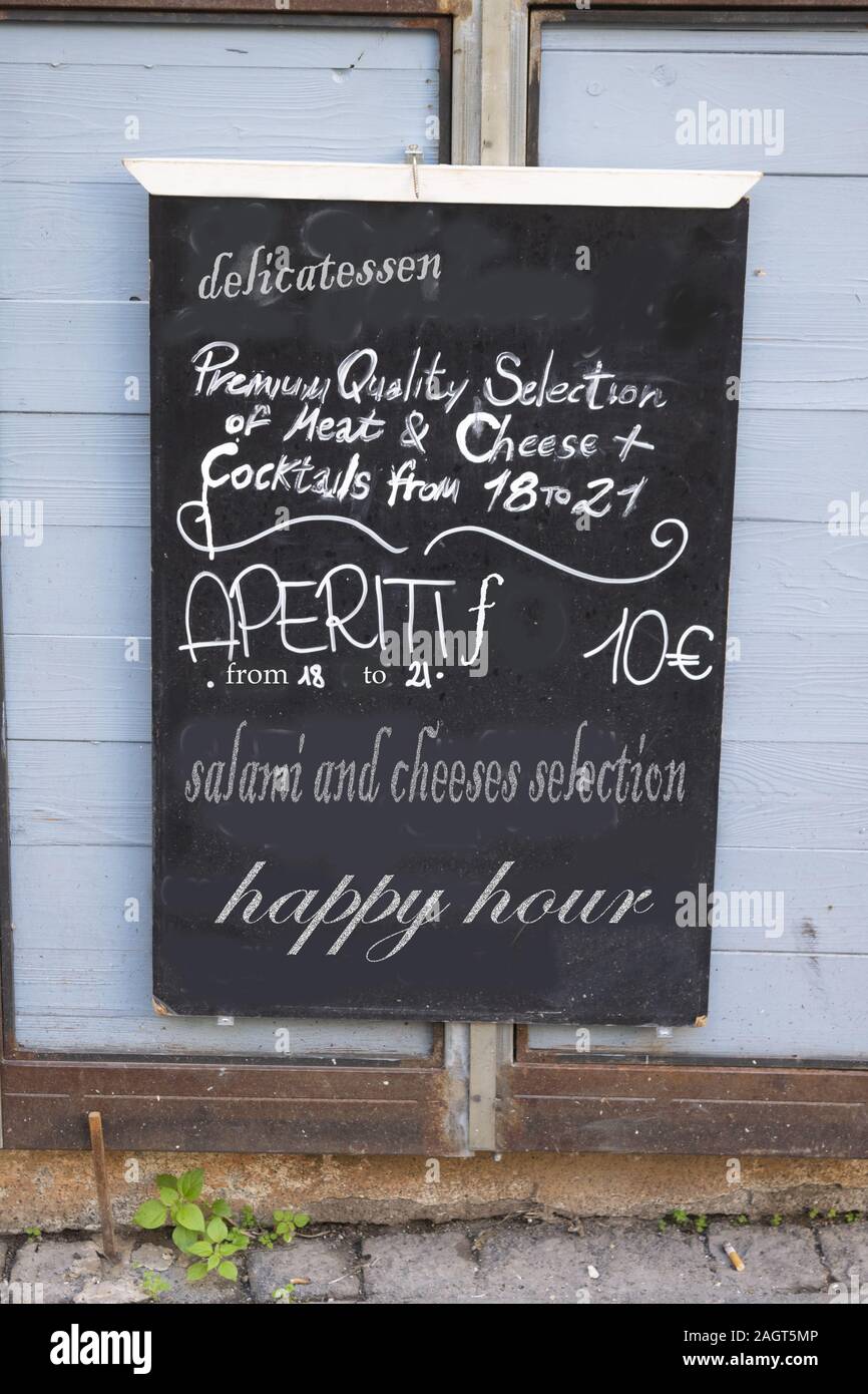 Lavagna con menu in Roma centro storico Foto Stock