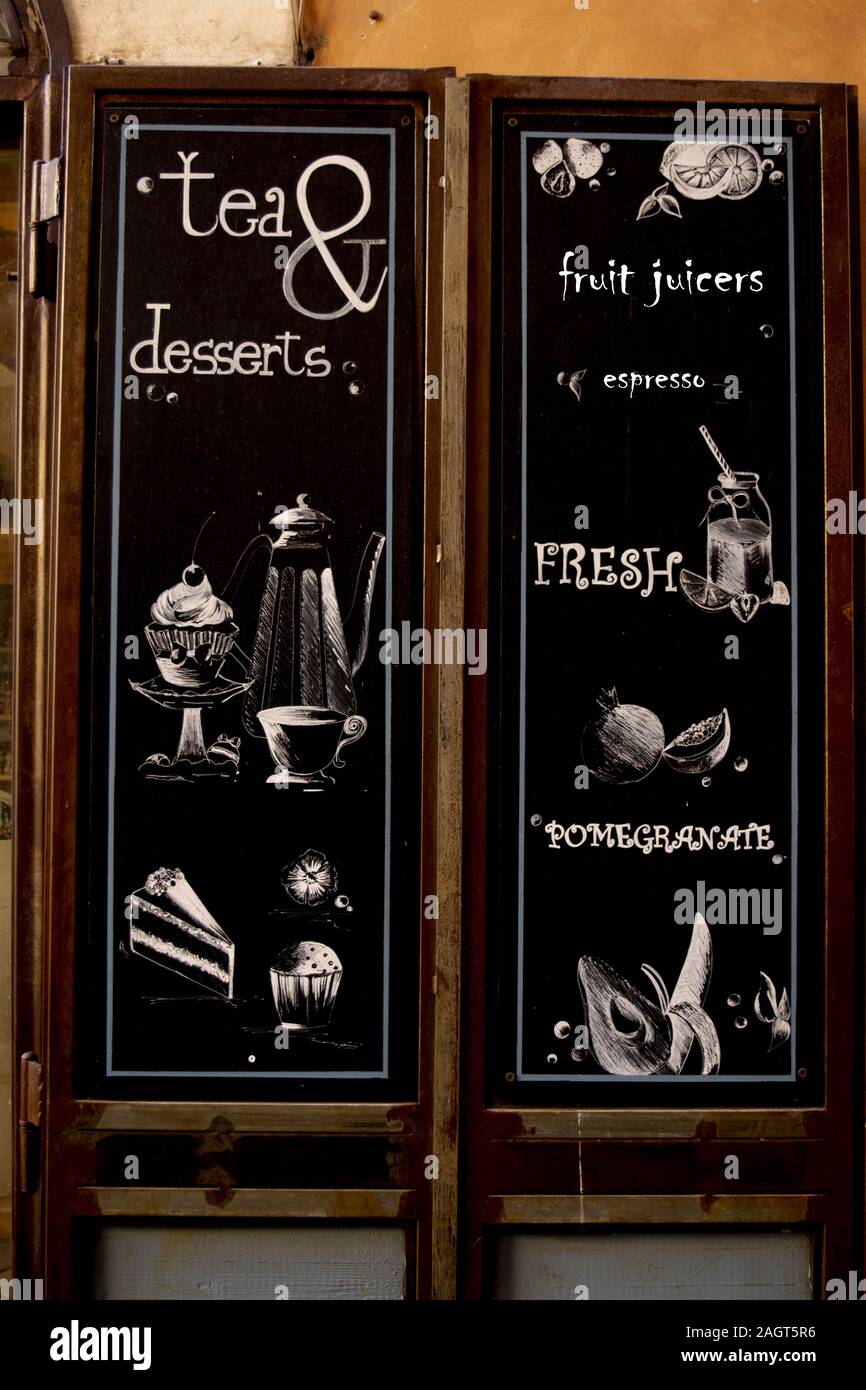 Lavagna con menu in Roma centro storico Foto Stock