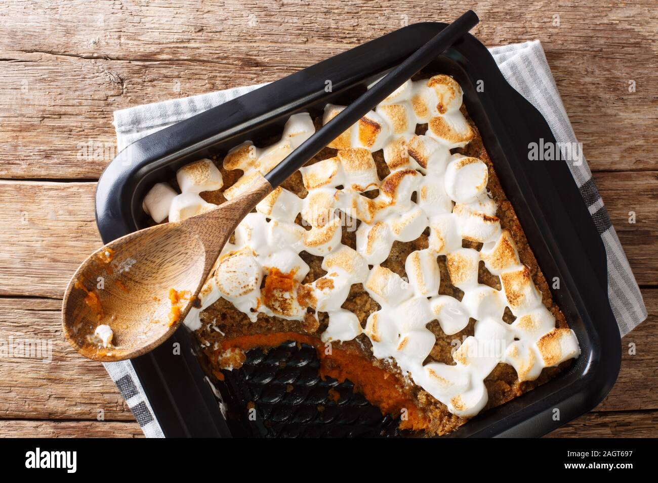Gustosa patata dolce casseruola con dadi e rabboccato con marshmallows close-up in una teglia sul tavolo. Parte superiore orizzontale vista da sopra Foto Stock