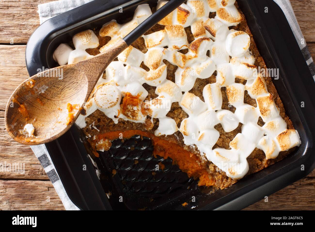 La patata dolce casseruola con le noci pecan e rabboccato con marshmallows close-up in una teglia sul tavolo. Parte superiore orizzontale vista da sopra Foto Stock