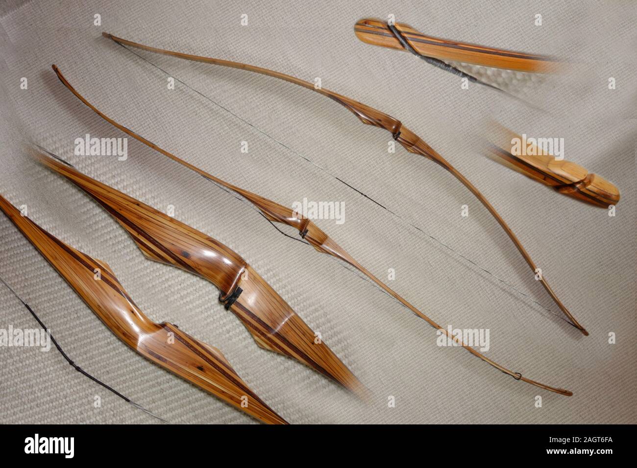 Moderno yew longbow laminato con riser e chiudere i dettagli. Foto Stock