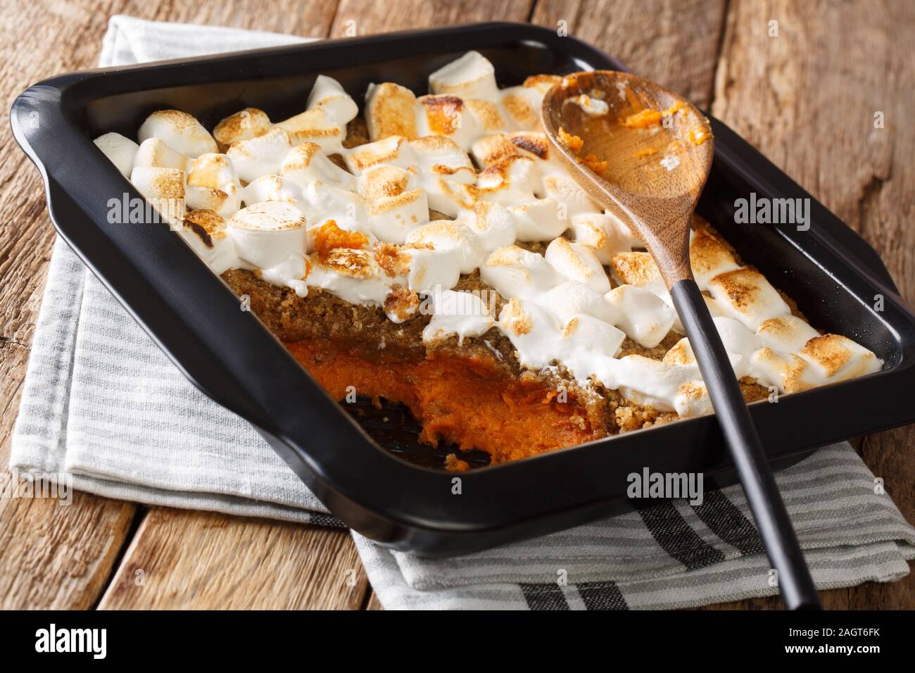 La patata dolce casseruola con le noci pecan e rabboccato con marshmallows close-up in una teglia sul tavolo orizzontale. Foto Stock