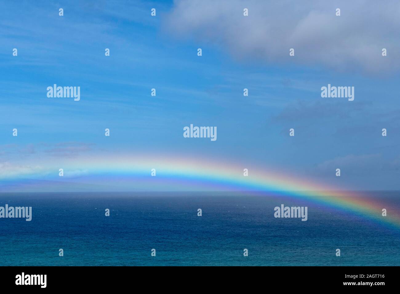 Rainbow sopra il Pacifico da Kahana, Maui, Hawaii Foto Stock