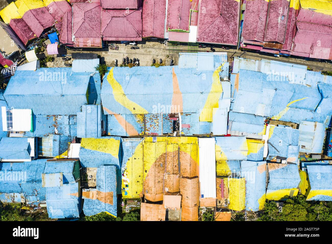 Vista da sopra, splendida vista aerea dell'Arcobaleno il villaggio è anche noto come Jodipan o Kampung Jodipan Wisata, un colorato villaggio situato a Malang. Foto Stock