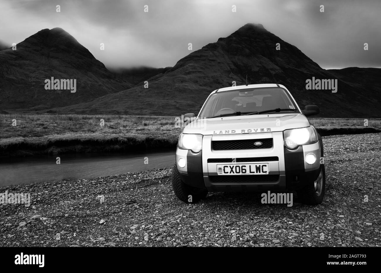 Fotografia Di © Jamie Callister. Land Rover Freelander di fronte alle Cuillin Mountains, Isle of Skye, North West Scotland, Regno Unito, 27th di novembre 2019 Foto Stock