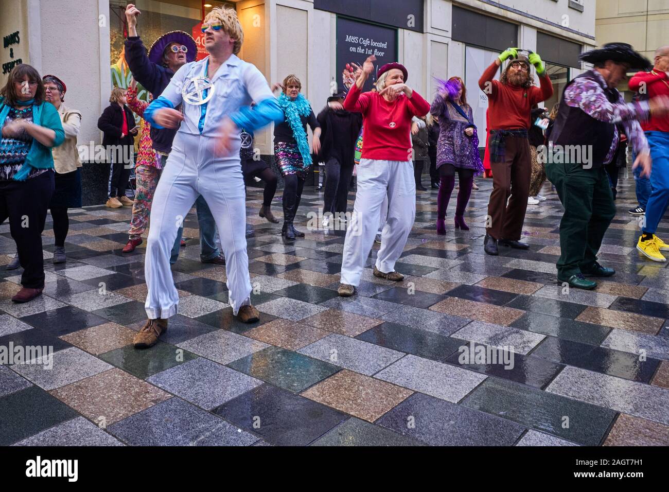 I membri dell'Isola di Man la ribellione di estinzione balli di gruppo nel filamento Street per restare vivi durante il picco di Shopping di Natale Sabato 21 Dicembre Foto Stock