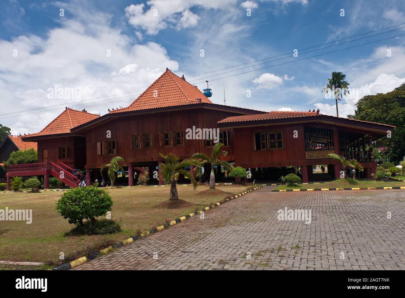 Un edificio della tradizionale architettura Indonesiana nel 'Bellissima Indonesia " Il parco in miniatura, Giacarta Foto Stock