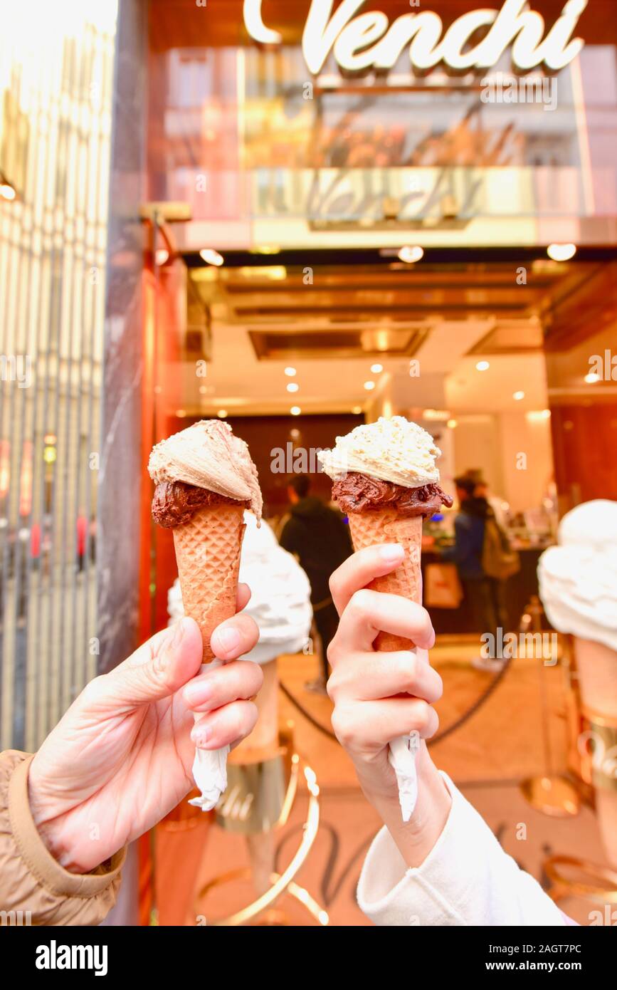 Mano che regge il cioccolato Italiano coni gelato in Italia Foto Stock