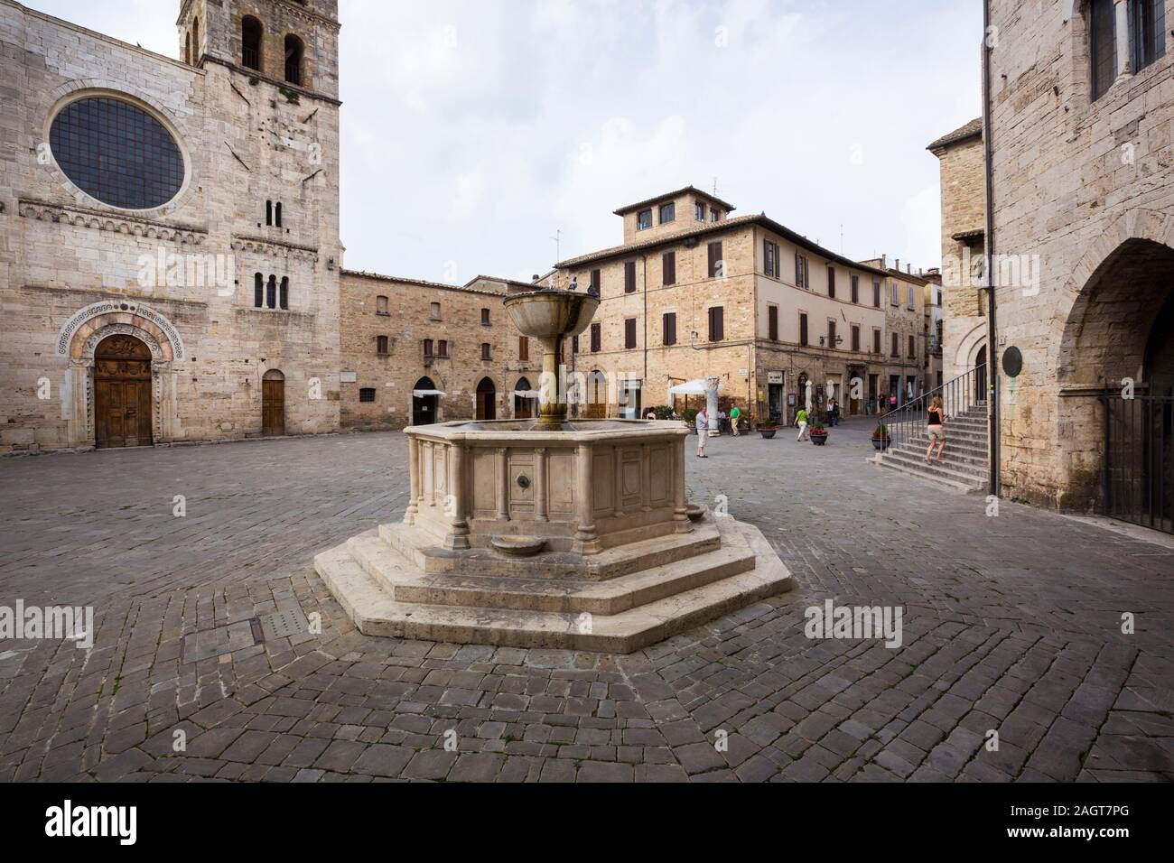 BEVAGNA, Italia - 20 settembre 2014 - Piazza Silvestri, chiesa di san Michele, il Palazzo dei Consoli e fontana medievale Foto Stock