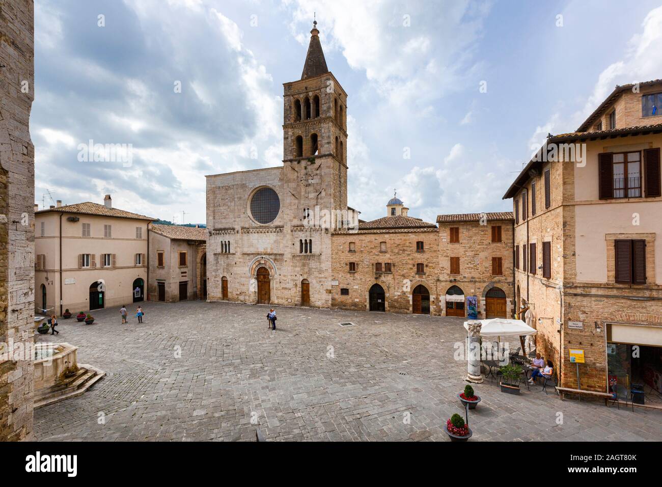 Bevagna (Italia) - Piazza Silvestri, chiesa di San Michele Foto Stock