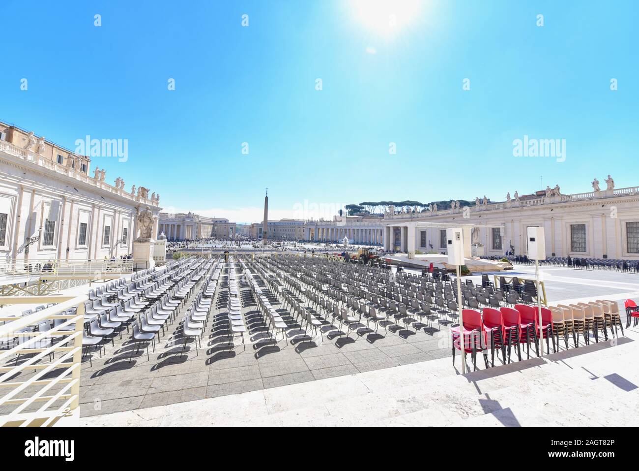 Sedie in fila a Piazza San Pietro nella Città del Vaticano Foto Stock