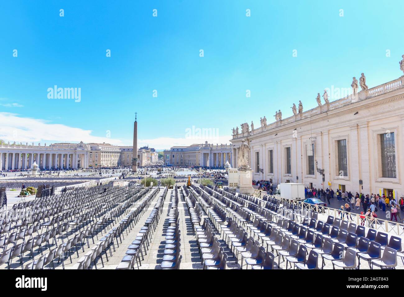 Sedie in fila nella parte anteriore della Basilica di San Pietro in Vaticano Foto Stock