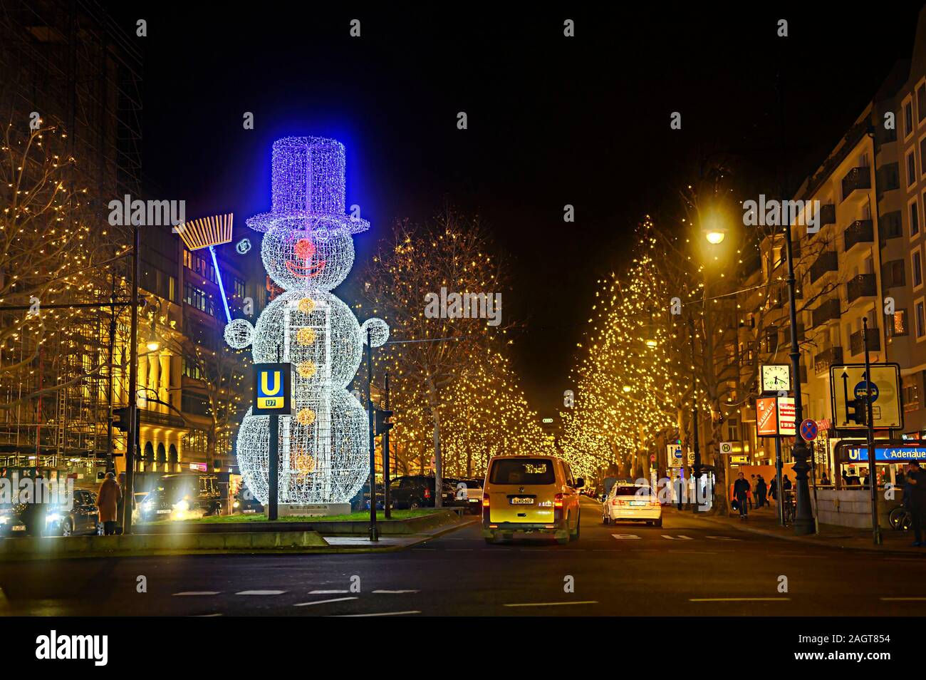 Berlino, Germania - 19 dicembre 2019: Strada notturna di scena sul  Kurfürstendamm di Berlino con le luci di Natale e un grande pupazzo di neve  fatta di piccoli l Foto stock - Alamy